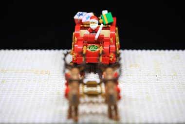 Hong Kong Kasım 12 2021: Noel Baba hediyeleri çocuklara dağıttı