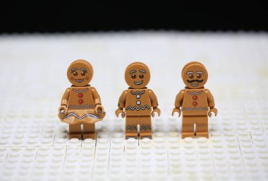 Hong Kong Kasım 12 2021: Zencefilli adam Noel 'i kutlamak için giyiniyor