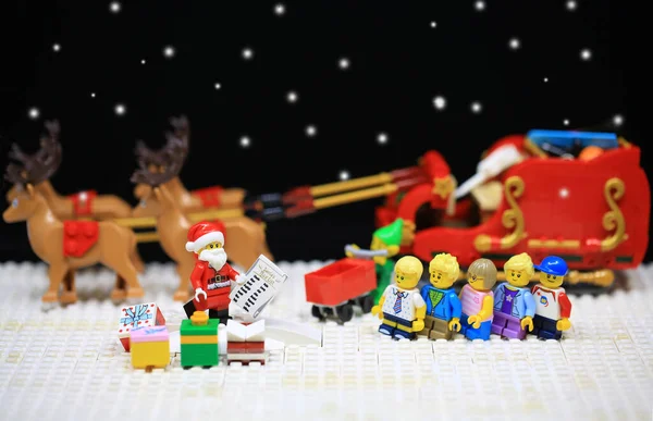 Hong Kong Kasım 12 2021: Noel Baba hediyeleri çocuklara dağıttı