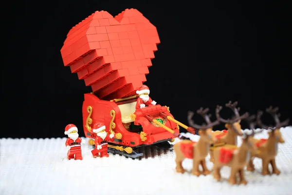 Hongkong November 2021 Weihnachtsmann Mit Hirschkarre Bringt Das Herz Auf — Stockfoto