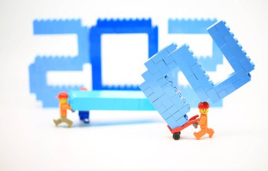 Hong Kong - 16 Kasım 2021: İşçiler yeni yılı 2022 'de kurdular