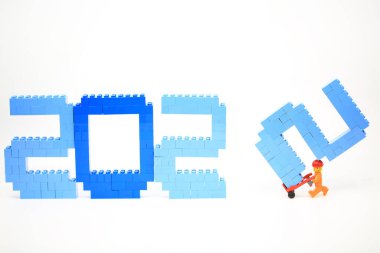 Hong Kong - 16 Kasım 2021: İşçiler yeni yılı 2022 'de kurdular