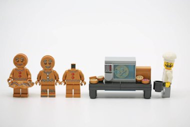 Hong Kong - 16 Kasım 2021: Zencefilli kurabiye takımı Noel için hazır