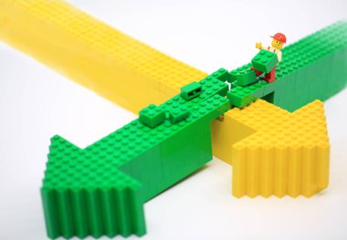 Hong Kong - 2 Ekim 2021: İşçi yolu inşa etti