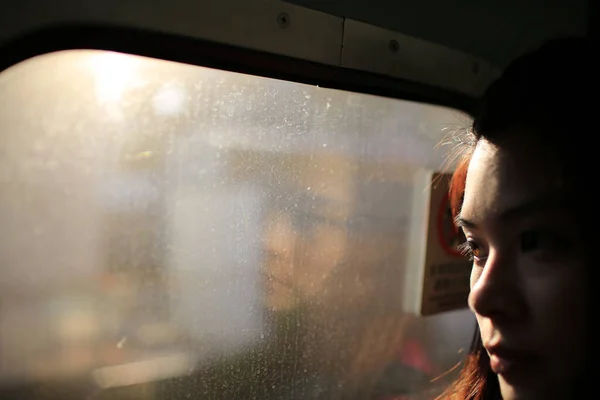 Ragazza Faccia Guardando Fuori Treno Con Sole Della Sera Luminoso — Foto Stock