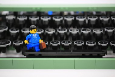 Hong Kong - 15 Kasım 2021: Ofis çocuğu eski usul çalışıyor.