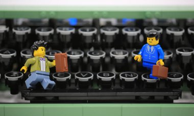 Hong Kong - 15 Kasım 2021: Ofis çocuğu eski usul çalışıyor.