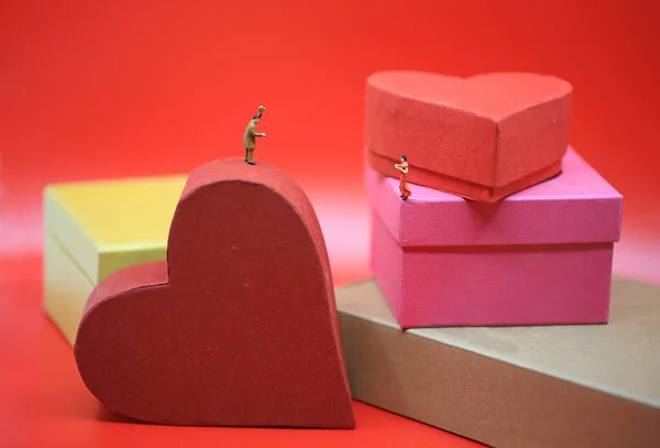 Пара Встретить Право Сюрреалистические Сцены Форме Сердца Подарочная Коробка — стоковое фото
