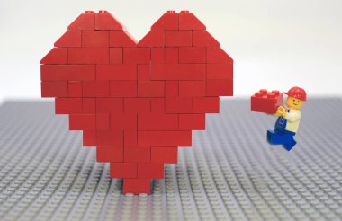 Hong Kong 2021 Ocak 2: Lego 'da Sevgililer Günü' nde Kırmızı Kalp 'in montajı