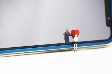 Çift cep telefonuyla iletişim halinde.