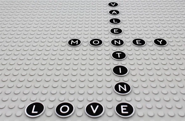爱情和金钱创造了情人节的填字游戏 — 图库照片