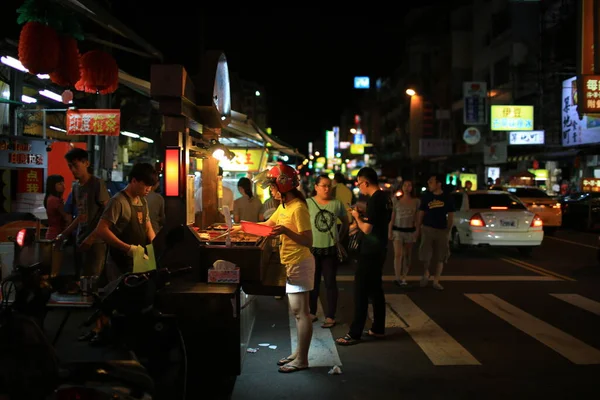 2015年2月26日 丰家夜市的街道上 人们和骑手们都很忙 凤家夜市是著名的夜市之一 — 图库照片