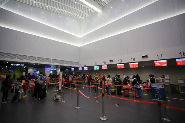 Taichung Taiwan May Невідомі Туристи Чекають Аеропорту Тайхуном Травня 2015 — стокове фото