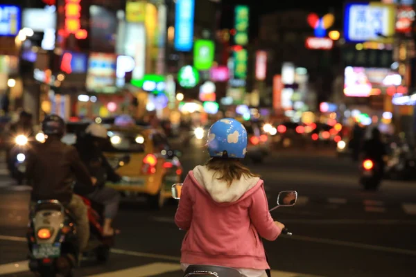 4月12日 2015年4月12日 丰家夜市的街道上 人们和骑手们都很忙 奉家夜市是台湾著名的夜市之一 — 图库照片