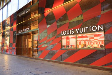 Hong Kong - 26 Şubat 2022: Louis Vuitton amiral gemisi Tsim sha tsui. Beşinci dalga bükülmesinden sonra Hong Kong 'da perakende zayıf.