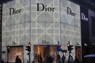 Hong Kong - 26 Şubat 2022: Tsim sha tsui Dior amiral gemisi. Beşinci dalga bükülmesinden sonra Hong Kong 'da perakende zayıf.