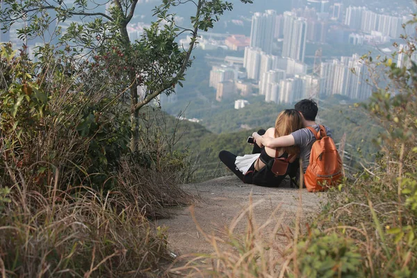 情侣们看着山丘悬崖上的天际 分享着浪漫的时刻 — 图库照片