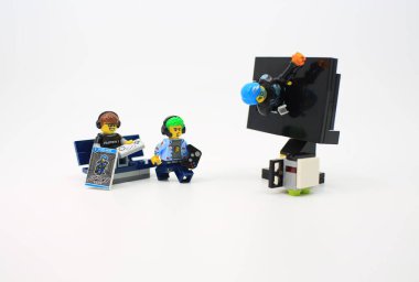 Hong Kong - 26 Şubat 2022: Büyük ekranla oynayan iki genç oyuncu