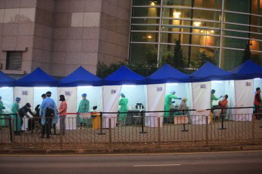 Hong Kong - Mart 12022: 5. Omicron salgını sırasında, vatandaşlar gezici örnek toplama istasyonunda incelemeye zorlandılar.