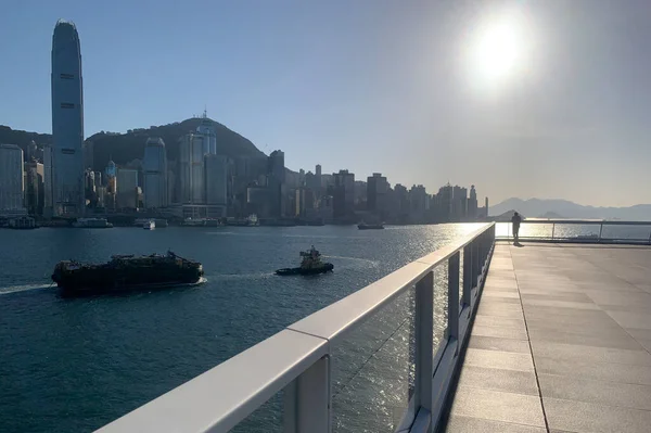 Osamělý Muž Stojí Sám Dívá Pohled Ostrov Hong Kong — Stock fotografie