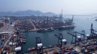Hong Kong - Şubat 12022 Kwai Tsing konteyner terminal portu görünümü insansız hava aracı. Hong Kong lojistiği, Çin limanı ve Vietnam limanından daha ucuz maliyet ve hükümet politikasının eksikliği olarak saygınlıkla karşı karşıya