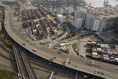 Hong Kong - Şubat 12022 Kwai Tsing konteyner terminal portu görünümü insansız hava aracı. Hong Kong lojistiği, Çin limanı ve Vietnam limanından daha ucuz maliyet ve hükümet politikasının eksikliği olarak saygınlıkla karşı karşıya