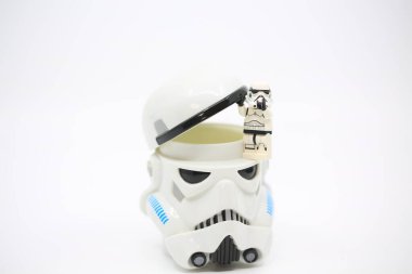 Hong Kong - 4 Nisan 2022: biblo kafasının içini açar ve içinde benzer bir kask takar.