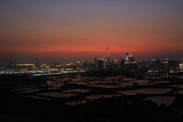 Shenzhen Panorama Mrakodrapy Kancelář Proti Rybí Farmě Nebo Rybníky Během — Stock fotografie