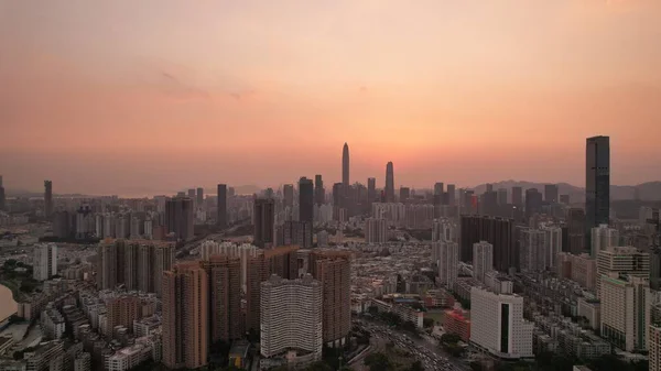 深センスカイライン 高層ビルや魚の農場や魚の池に対するオフィスと 夕方に劇的な瞬間の間に 馬タオ肺という名前の香港郊外の境界のビューから — ストック写真