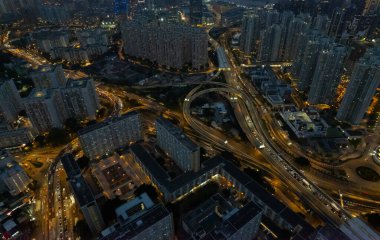 Hong Kong karayolu aydınlık yolları ve konteynır iskelesi Kwai Chung 'dan gece gündüz.