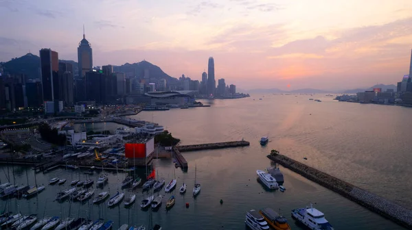 Victoria Limanı ve yatları gün batımında tayfun sığınağına park ediyor.