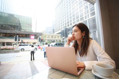 Kadın dizüstü bilgisayar kullanıyor ve düşünüyor