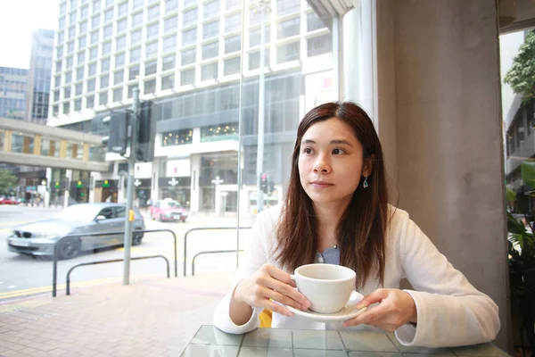 Frau Trinkt Tee Café Der Geschäftigen Stadt — Stockfoto