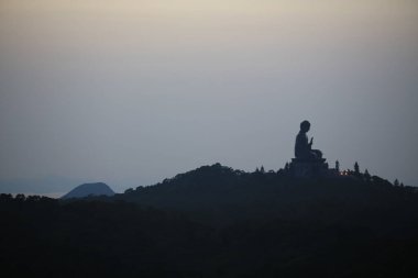 Lantau adasındaki büyük Buda heykeli, siluetinin silüeti.