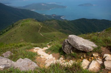Lantau zirvesi, kır parkında uzun yürüyüş yolları, Hong Kong 'da ikinci yüksek zirve.