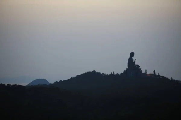 Grande Statua Buddha Nell Isola Lantau Silhouette Dello Skyline — Foto Stock