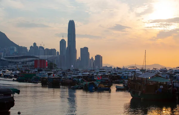 Nevyžádané Lodě Podsvícenými Mrakodrapy Ostrově Hongkong Výhled Úkryt Tajfunu — Stock fotografie