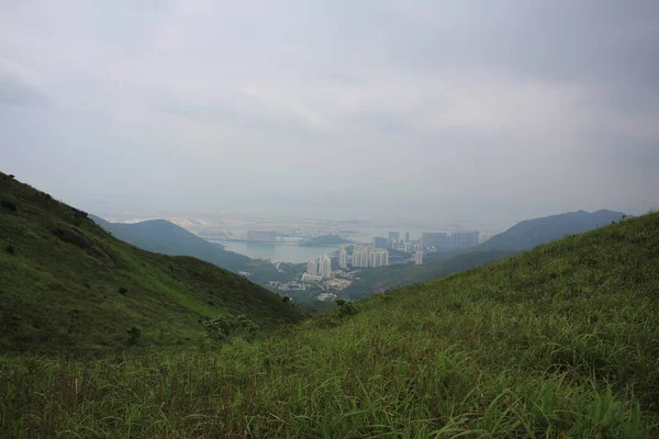 最も高い山の一つである香港のランタウピークのピークは 桐鄭の遠望と — ストック写真