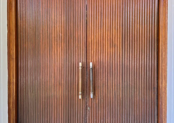 学校关闭的旧木门 — 图库照片