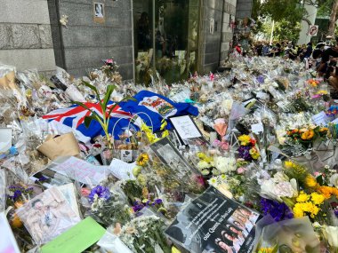 Hong Kong, 19 Eylül 2022: Kraliçe 2. Elizabeth 'in İngiliz Başkonsolosluğu' nun önünde öldürülmesinin ardından Hong Kong vatandaşlarının dayanışma için görevlendirildiği eşyalar