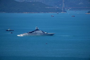 Hong Kong - 11 Ekim 2022: Alexei Mordashov 'un Rusya' dan Hong Kong 'a giden yat yelkenlerini Victoria Limanı' nda onayladı.