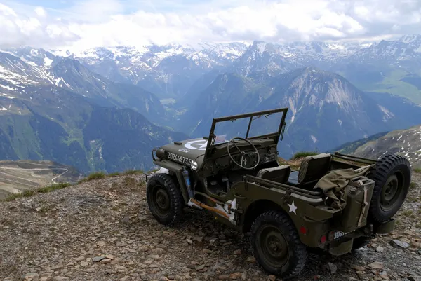 Vojenský jeep v hoře — Stock fotografie