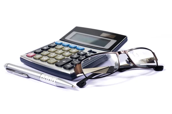 Kalkulator i okulary z piórem — Zdjęcie stockowe