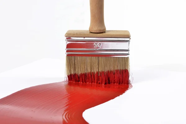 Pinsel und rote Farbe — Stockfoto