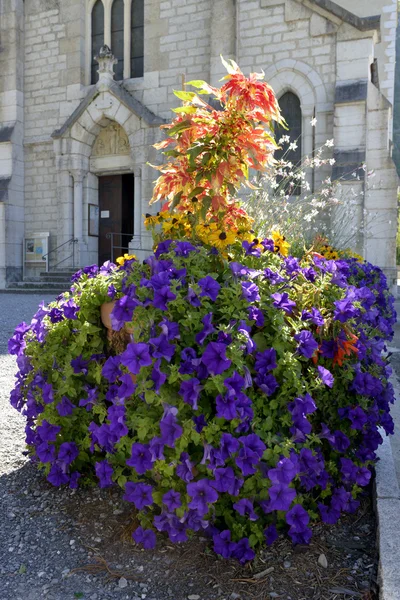 Lade van bloemen voor een kerk in Frankrijk — Stockfoto