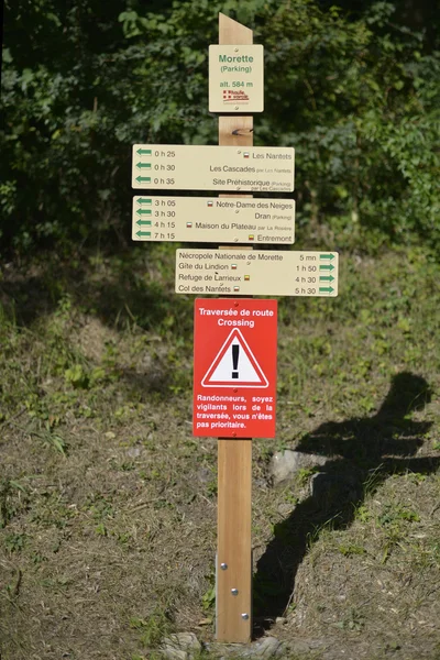 Signpost for hiking — Stock Photo, Image