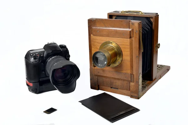 白い背景の上の新しい、古いカメラ — ストック写真