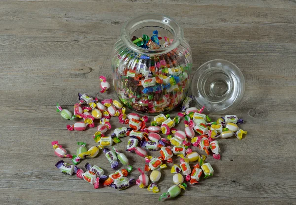 Pot en verre avec des bonbons — Photo