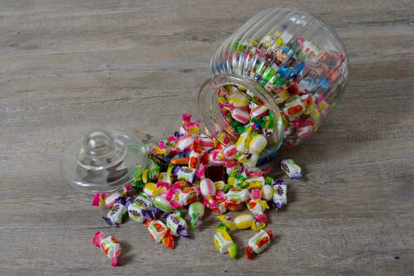Tarro de vidrio con caramelos — Foto de Stock