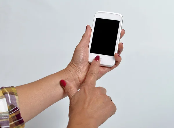 Junge Frau mit Handy in der Hand — Stockfoto